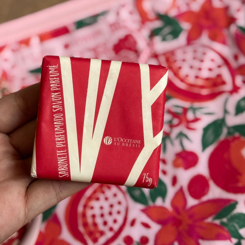 Chinelo de Dedo Arezzo + Sabonete e Necessaire Colab Loccitane