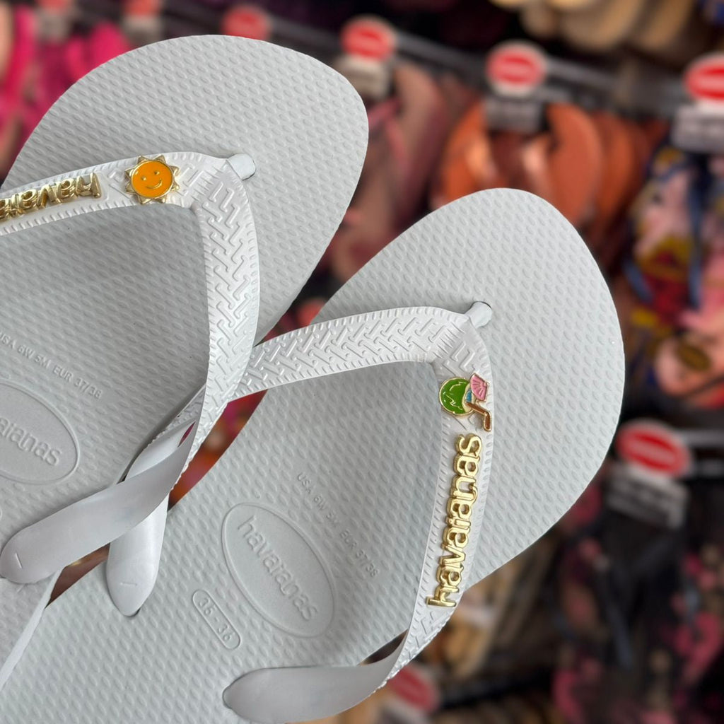 Havaianas Top +  Placa Logo + Pin Sol e Água de Coco